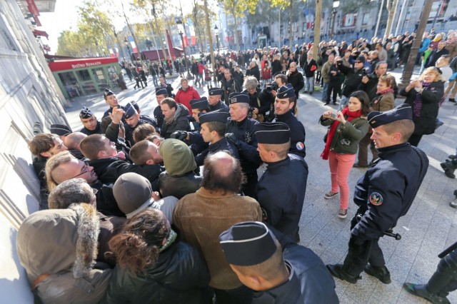 5/9. 11-Novembre. Des opposants à l’extrême droite manifestent. © Michel Stoupak. Lun 11.11.2013, 10h38m56.