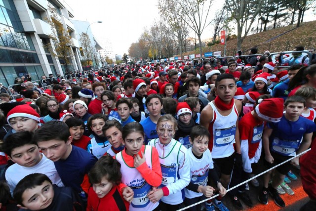 3/22. 5.500 Pères et Mères Noël dans les rues d’Issy-les-Moulineaux. © Michel Stoupak. Dim 15.12.2013, 09h03m21.