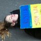 01/10. Une femme est allongée sur le sol lors de la manifestation. © Michel Stoupak. Jeu 24.02.2002, 12h58m04.