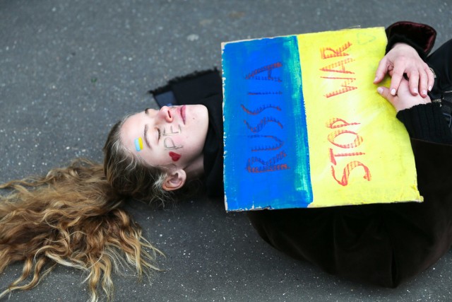 01/10. Une femme est allongée sur le sol lors de la manifestation. © Michel Stoupak. Jeu 24.02.2002, 12h58m04.