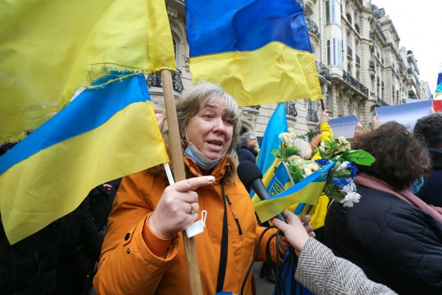 09/10. Une femme tient le drapeau ukrainien lors de la manifestation. © Michel Stoupak. Jeu 24.02.2002, 12h50m50.