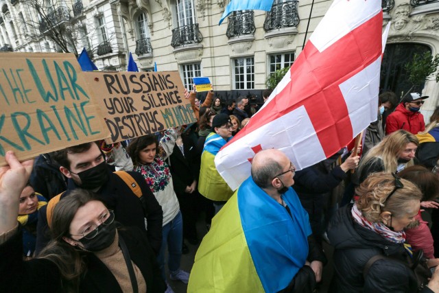 10/10. Manifestation devant l'ambassade de Russie à Paris. © Michel Stoupak. Jeu 24.02.2002, 12h53m11.