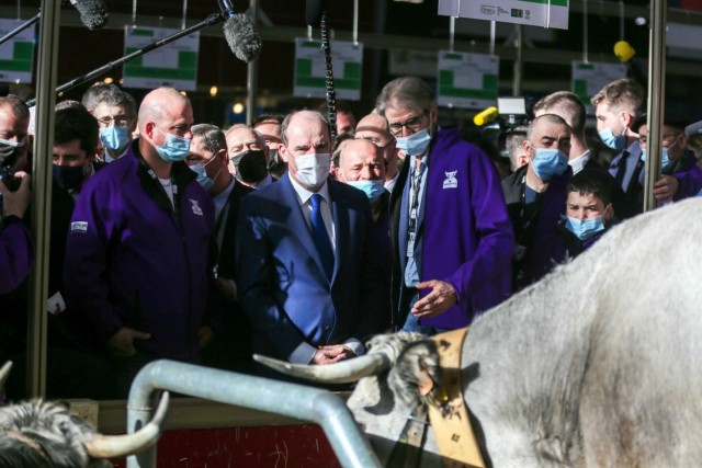 4/5. Le Premier ministre Jean Castex (C) rencontre les éleveurs. © Michel Stoupak. Sam 26.02.2022, 10h19m15.