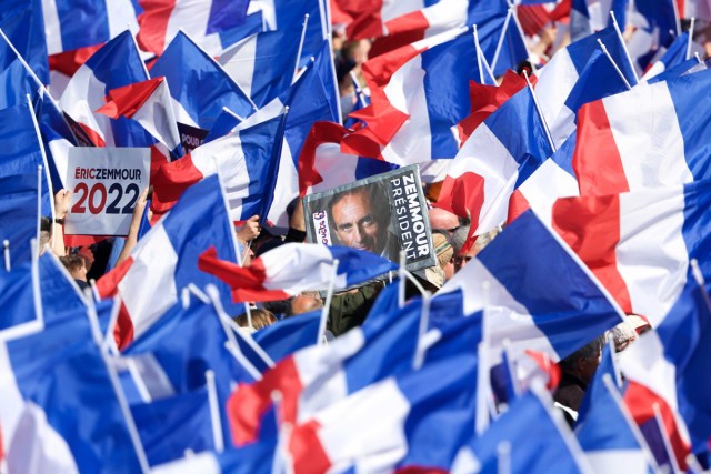 2/9. Des partisans agitent des drapeaux français. © Michel Stoupak. Dim 27.03.2022, 13h07m19.