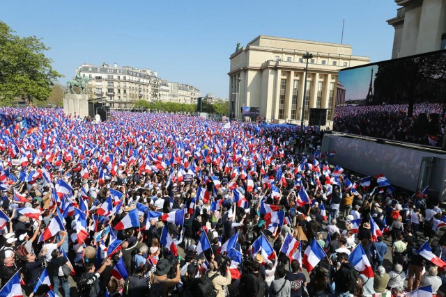 3/9. Des partisans agitent des drapeaux français. © Michel Stoupak. Dim 27.03.2022, 13h28m28.