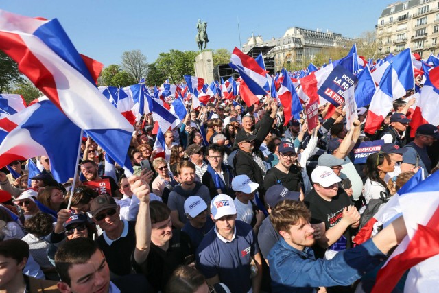 4/9. Des partisans agitent des drapeaux français. © Michel Stoupak. Dim 27.03.2022, 13h37m42.