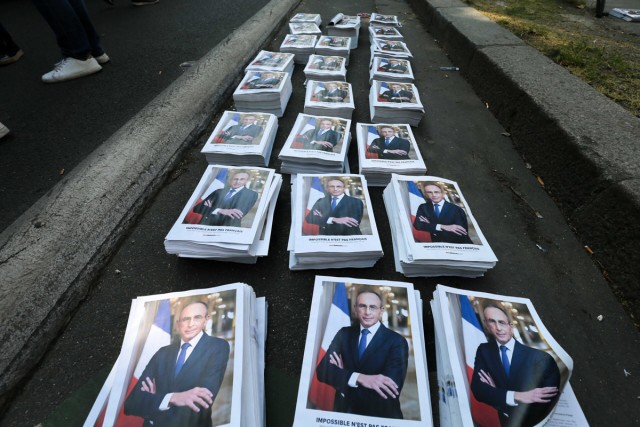 9/9. Des tracts gisent sur le sol en attendant d'être distribués. © Michel Stoupak. Dim 27.03.2022, 15h44m09.