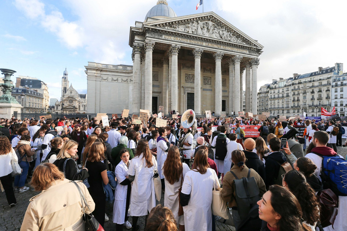 1/9. Internes et étudiants en médecine manifestent devant le Panthéon. © Michel Stoupak. Jeu 17.11.2022, 15h13m48.