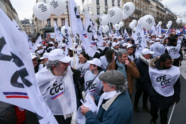 5/12. Des manifestants tenant des drapeaux de la CFE-CGC. © Michel Stoupak. Sam 11.02.2023, 13h06m50.