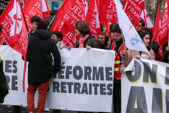 6/12. Une banderole “Les jeunes contre la réforme des retraites”. © Michel Stoupak. Sam 11.02.2023, 13h08m24.