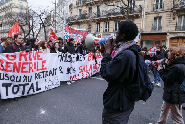 7/12. Les manifestants tiennent une banderole “Grève générale jusqu'au retrait total”. © Michel Stoupak. Sam 11.02.2023, 13h10m54.