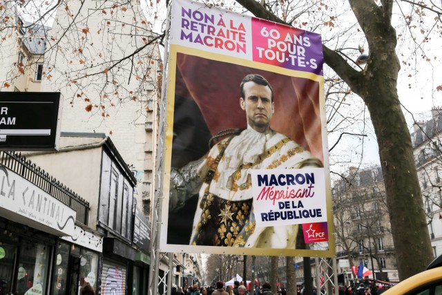 12/12. Pancarte avec un jeu de mots "Macron, méprisant de la République. © Michel Stoupak. Sam 11.02.2023, 13h43m34.