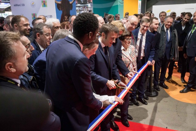 2/3. Emmanuel Macron inaugure le Salon de l'agriculture. © Michel Stoupak. Sam 25.02.2023, 09h37m25.
