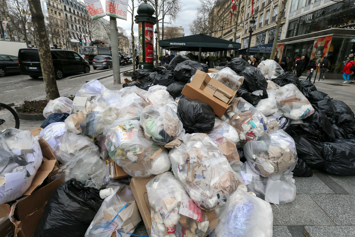 1/9. Grève des éboueurs : les sacs poubelles s'accumulent. © Michel Stoupak. Ven 17.03.2023, 13h08m09.