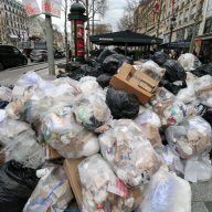 1/9. Grève des éboueurs : les sacs poubelles s'accumulent. © Michel Stoupak. Ven 17.03.2023, 13h08m09.