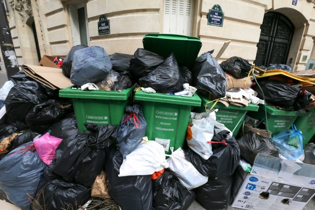 3/9. Grève des éboueurs : les sacs poubelles s'accumulent. © Michel Stoupak. Ven 17.03.2023, 11h54m56.