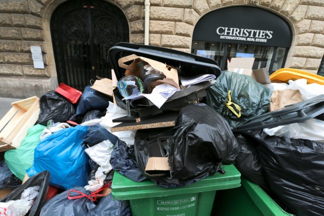 4/9. Grève des éboueurs : les sacs poubelles s'accumulent. © Michel Stoupak. Ven 17.03.2023, 12h03m30.