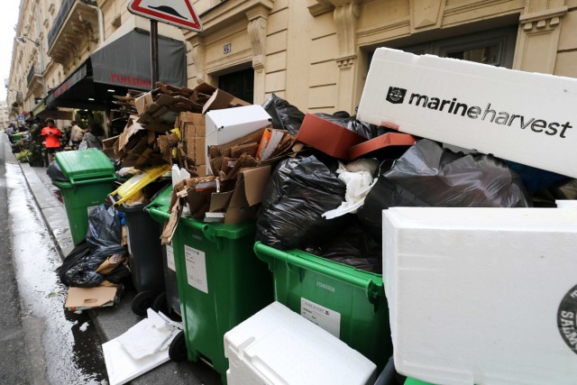 5/9. Grève des éboueurs : les sacs poubelles s'accumulent. © Michel Stoupak. Ven 17.03.2023, 12h31m01.