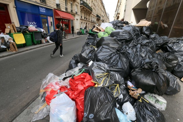 6/9. Grève des éboueurs : les sacs poubelles s'accumulent. © Michel Stoupak. Ven 17.03.2023, 12h33m36.