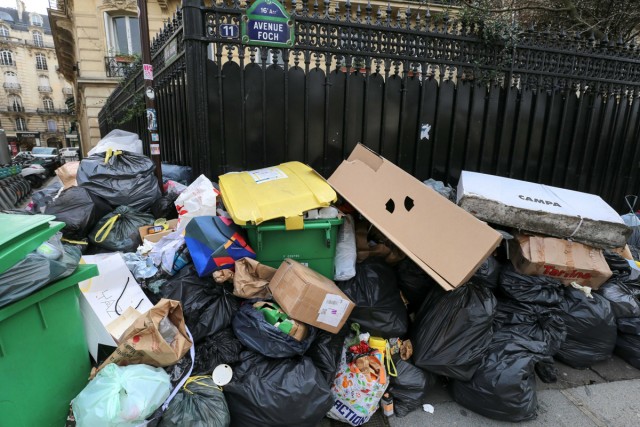 7/9. Grève des éboueurs : les sacs poubelles s'accumulent. © Michel Stoupak. Ven 17.03.2023, 12h53m45.
