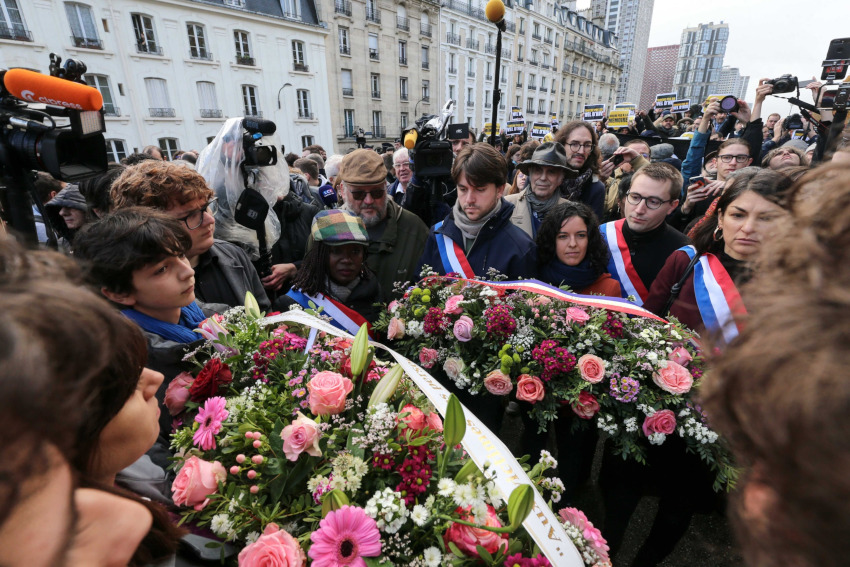 1/9. Des députés de La France Insoumise (LFI) portent des gerbes de fleurs. © Michel Stoupak. Dim 12.11.2023, 11h31m44.