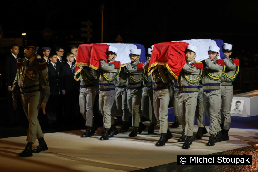 1/8. Des soldats de la Légion portent les cercueils de Missak et Mélinée. © Michel Stoupak. Mer 21.02.2024, 18h49m00.