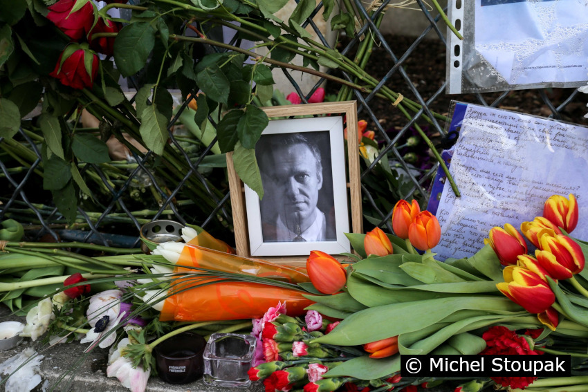 1/8. Fleurs et bougies déposées au Parvis des Droits de l'Homme. © Michel Stoupak. Lun 04.03.2024, 15h33m59.