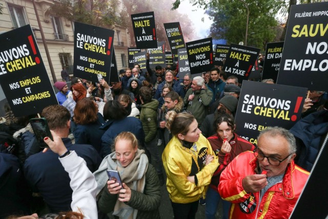 07.11.2024. Contre un projet de taxation des paris hippiques, la filière manifeste à Paris