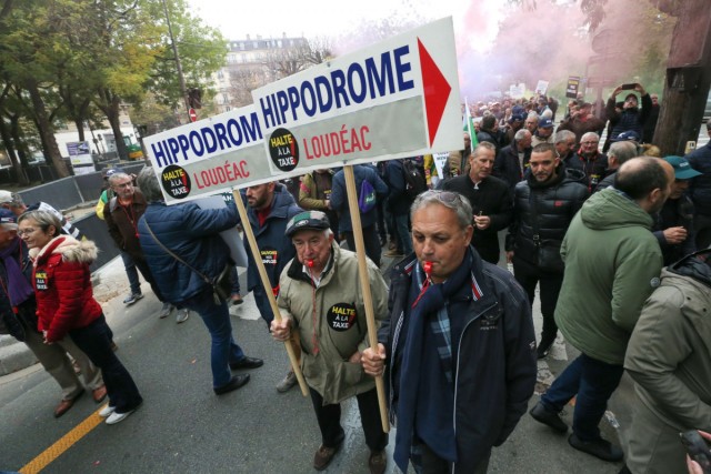 07.11.2024. Contre un projet de taxation des paris hippiques, la filière manifeste à Paris