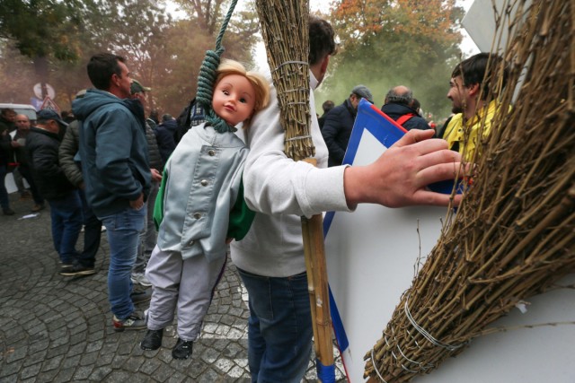 07.11.2024. Contre un projet de taxation des paris hippiques, la filière manifeste à Paris