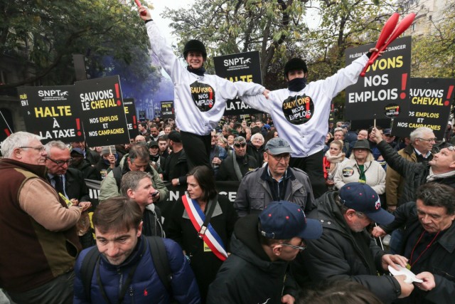 07.11.2024. Contre un projet de taxation des paris hippiques, la filière manifeste à Paris