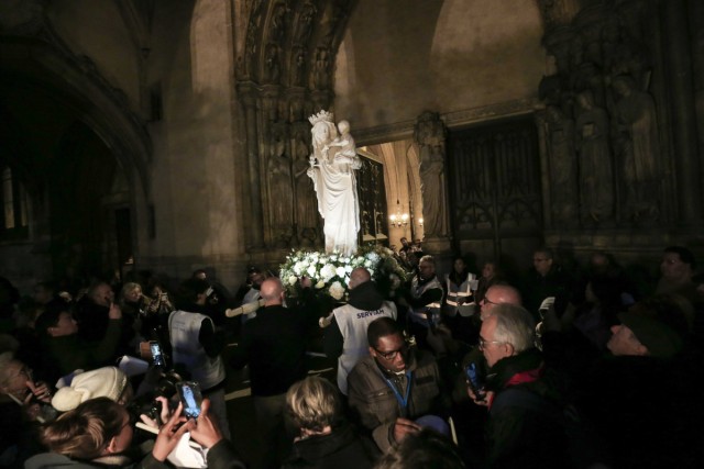15.11.2024. Notre-Dame : des milliers de Parisiens ont raccompagné la « Vierge du Pilier »