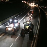 17.11.2024. Un convoi d'agriculteurs en colère ralentit la N118 près de la base de Villacoublay