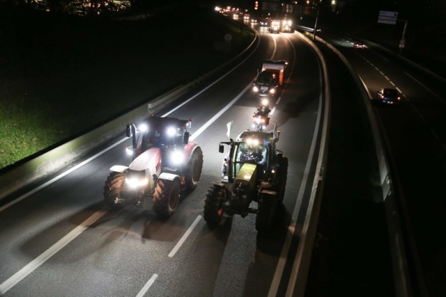 17.11.2024. Un convoi d'agriculteurs en colère ralentit la N118 près de la base de Villacoublay