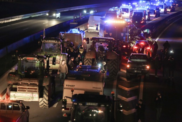 17.11.2024. Un convoi d'agriculteurs en colère ralentit la N118 près de la base de Villacoublay