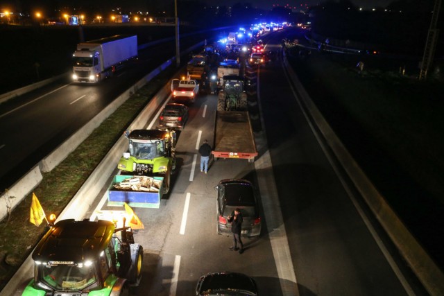 17.11.2024. Un convoi d'agriculteurs en colère ralentit la N118 près de la base de Villacoublay