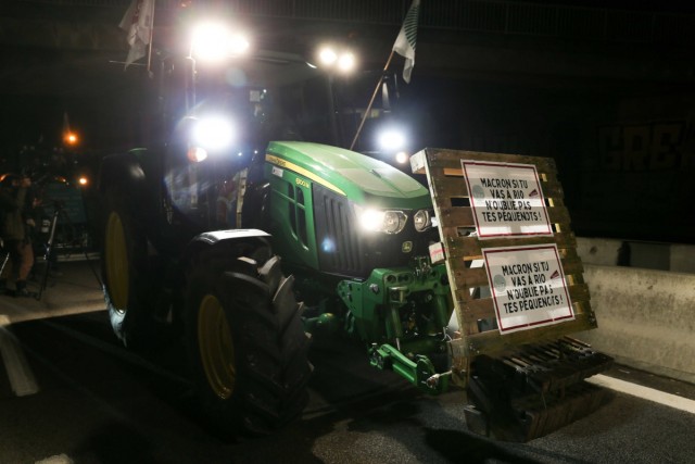 17.11.2024. Un convoi d'agriculteurs en colère ralentit la N118 près de la base de Villacoublay
