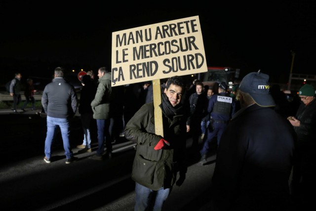 17.11.2024. Un convoi d'agriculteurs en colère ralentit la N118 près de la base de Villacoublay