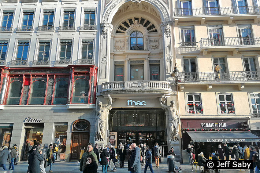 1/10. Ven 04.01.2019, 15h29m31. Rue de la République. La FNAC, dans l'ancien siège du Progrès. © Jeff Saby. 1/10. Ven 04.01.2019, 15h29m31. Rue de la République. La FNAC, dans l'ancien siège du Progrès. © Jeff Saby.