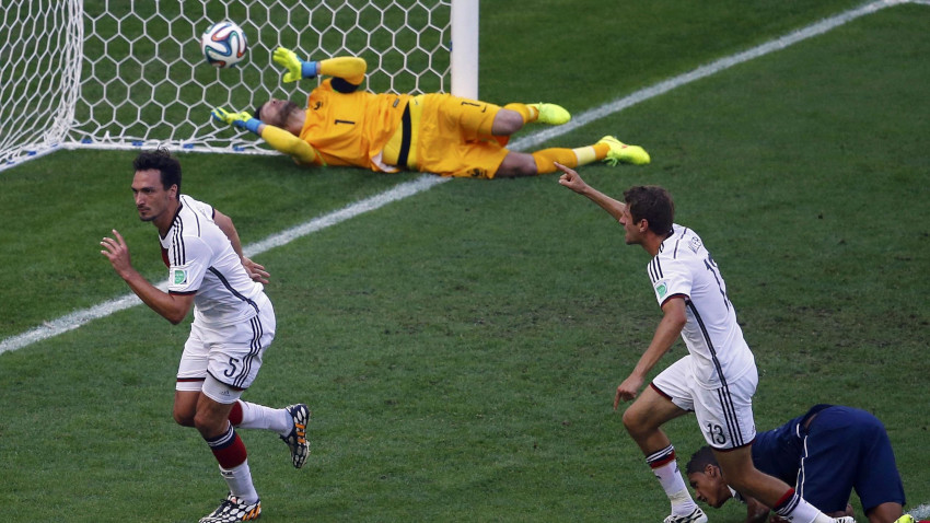 Hors de portée de Hugo Lloris, le ballon heurte la barre transversale avant de franchir la ligne de but. Eurosport