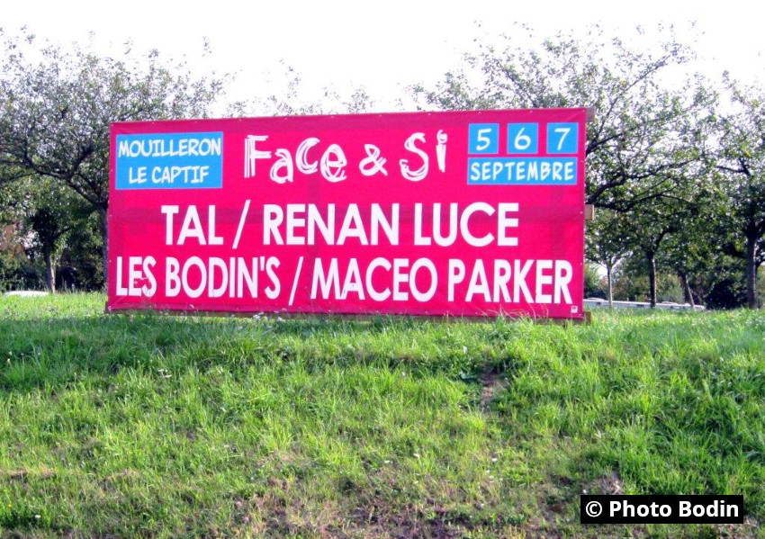 1/16. En passant en Vendée : il est normal que les Bodin fassent un show avec le chanteur morlaisien Renan Luce. Mais à Mouilleron-Le-Captif, cela ne fait pas très sérieux ! Ven 05.09.2014.