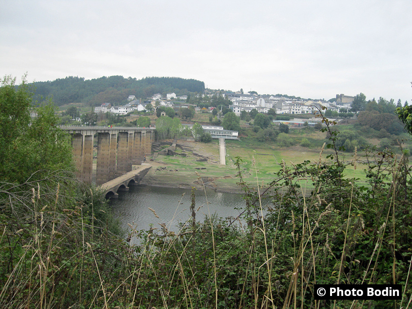 1/8. Portomarin. Pont médiéval et nouveau pont. © Bodin. Mer 09.09.2015, 12h43m11. 1/8. Portomarin. Pont médiéval et nouveau pont. © Bodin. Mer 09.09.2015, 12h43m11.