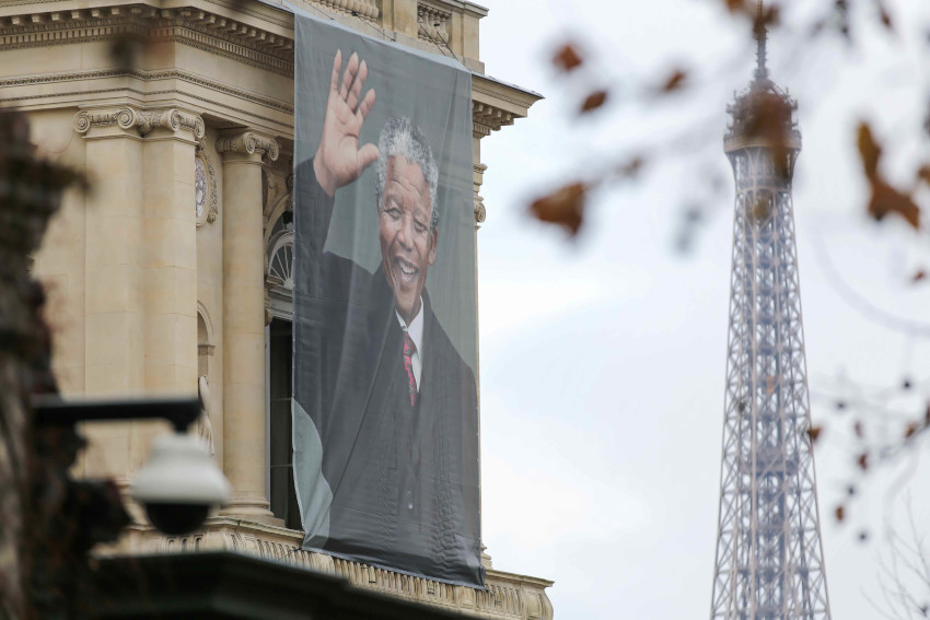 1/5. Mandela : hommage au Quai d’Orsay, à Paris. © Michel Stoupak. Sam 07.12.2013, 11h01m33. 1/5. Mandela : hommage au Quai d’Orsay, à Paris. © Michel Stoupak. Sam 07.12.2013, 11h01m33.
