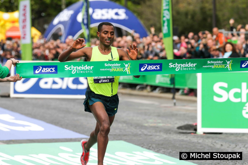 1/6. 09h49m35. Dim 06.04.2014. L’Éthiopien Bekele triomphe au marathon de Paris. © Michel Stoupak.