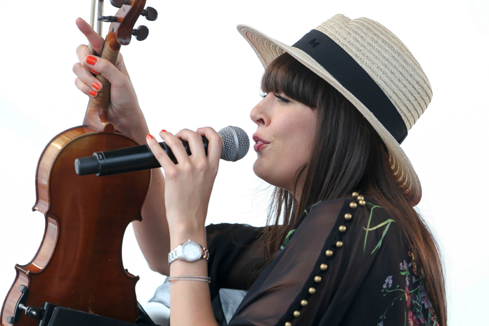 1/18. Une Bretonne à Chantilly : Nolween Leroy en concert au Prix de Diane. © Photo Michel Stoupak. Dim 16.06.2013, 12h40m29. 1/18. Une Bretonne à Chantilly : Nolween Leroy en concert au Prix de Diane. © Photo Michel Stoupak. Dim 16.06.2013, 12h40m29.