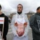 18/21. Sam 22.02.2014. Les « vegan » aux portes du Salon de l’agriculture. © Michel Stoupak.