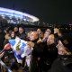 6/7. 19h48m01. Jeu 14.11.2024. Des supporters avec le drapeau israélien font la queue devant le Stade de France. © Michel Stoupak.