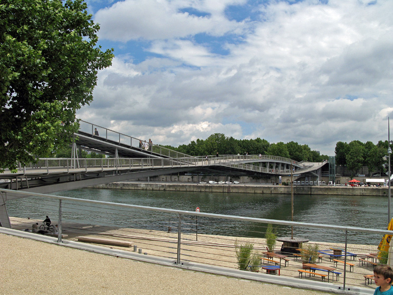 1/8. Bercy : la passerelle Simone-de-Beauvoir. Dim 01.07.07 - 12:02. 1/8. Bercy : la passerelle Simone-de-Beauvoir. Dim 01.07.07 - 12:02.