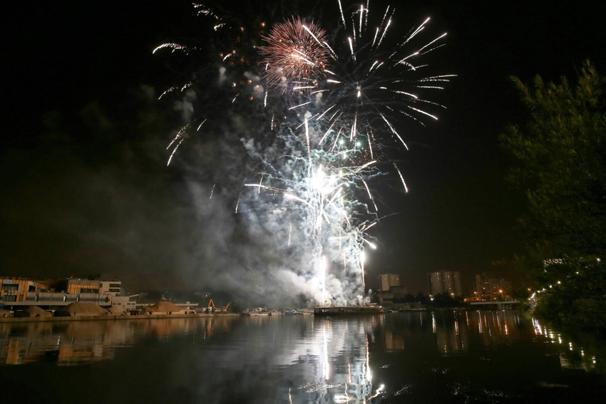 1/23. Le feu d’artifice de Choisy-le-Roi. © Michel Stoupak. Sam 13.07.2013, 23h50m46. 1/23. Le feu d’artifice de Choisy-le-Roi. © Michel Stoupak. Sam 13.07.2013, 23h50m46.