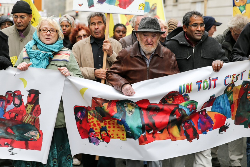 1/8. Josiane Balasko et Albert Jacquard pendant la Marche des réquisitions. © Michel Stoupak. Sam 27.10.2012, 15h58m19. 1/8. Josiane Balasko et Albert Jacquard pendant la Marche des réquisitions. © Michel Stoupak. Sam 27.10.2012, 15h58m19.